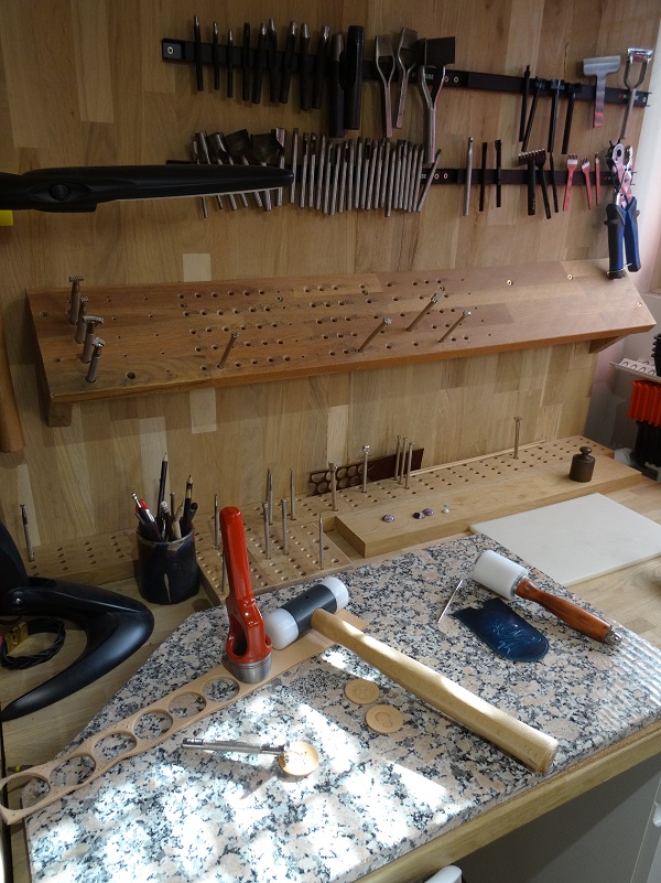 Billot Matoir Repoussage Atelier Valinor Maroquinerie Haute-savoie