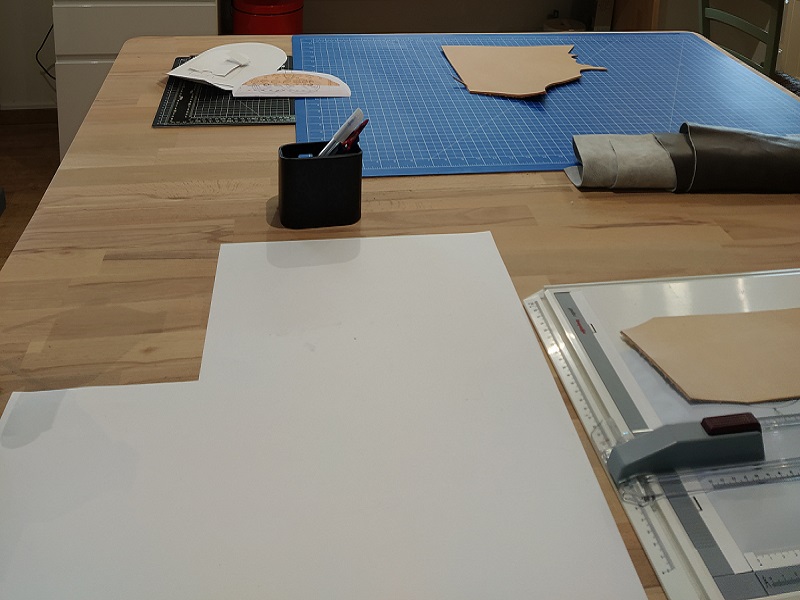 Table decoupe patronage Atelier valinor Maroquinerie Haute-savoie